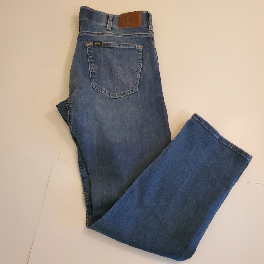 NWOT Men's Lee Extreme Motion Straight Fit with Tapered and Distressed leg